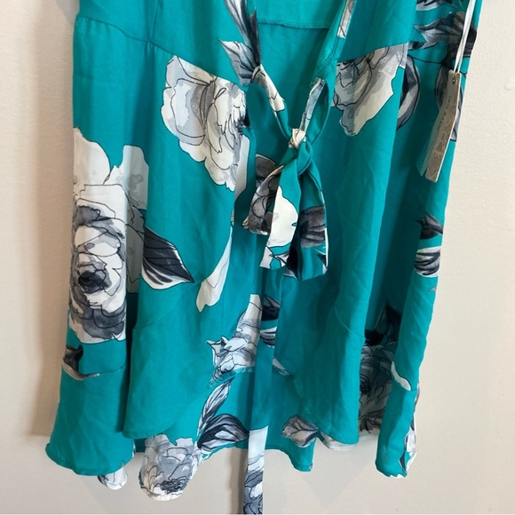 Iris Staycation Mini Wrap Dress Sea Foam Green Floral NWT Small - Picture 7 of 7